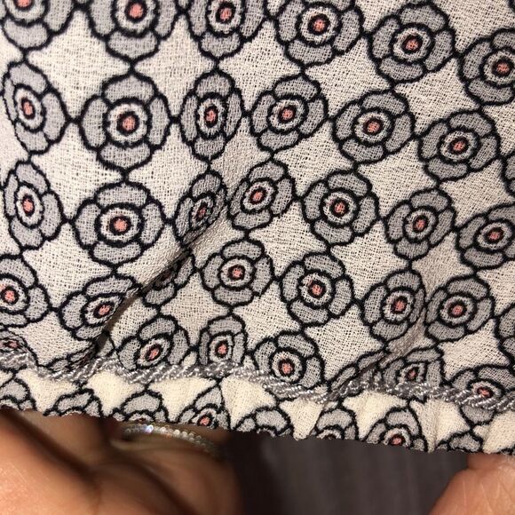 Max Studio S Medallion Print Long Sleeve Pullover 3 Button Front V-Neck Blouse - Picture 6 of 16